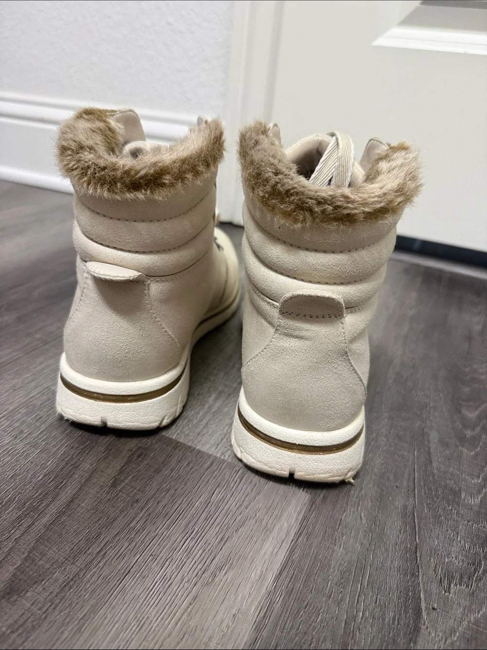 Cliffs by WHITE MOUNTAIN Cream Faux-Fur Lace-Up Winter Ankle Boots 8.5W